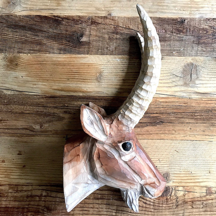 Tête bouquetin sculptée